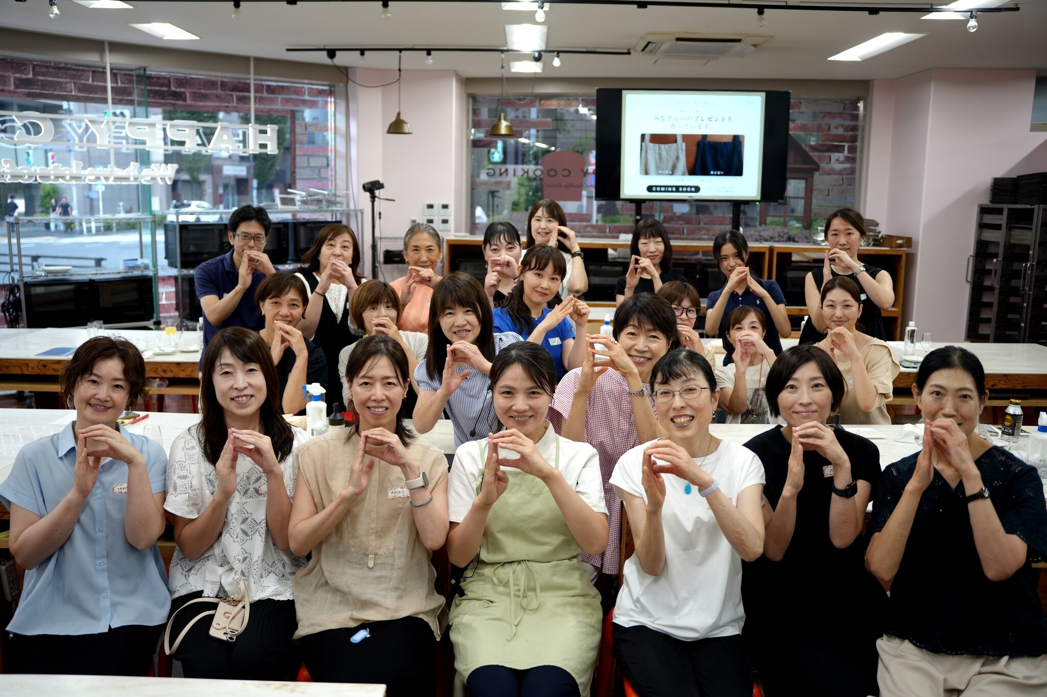 Plaisir「夏のお料理会」の参加者とあやシェフの集合写真