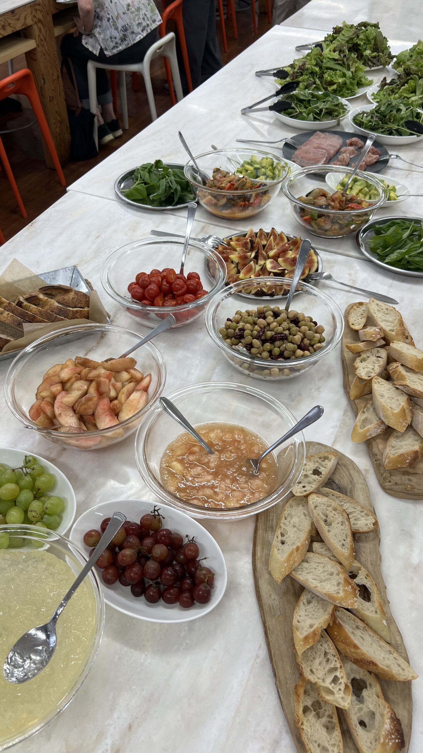 夏のお料理会でテーブルに並んだ前菜の食材と料理